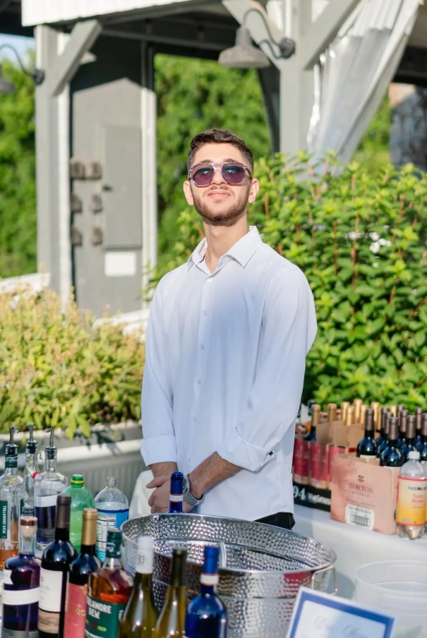 Otto bartender at an outdoor wedding bar